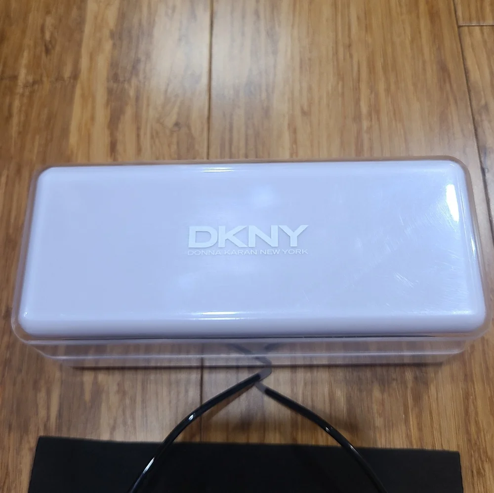 🕶 DKNY Designer Women's Black Sunglasses with Hard Case & Cleaning Cloth